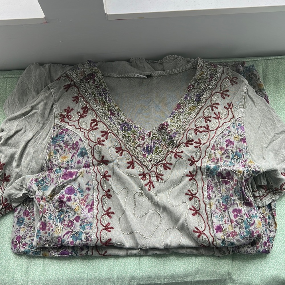 XL green dress with with colorful embroidery and a floral pattern